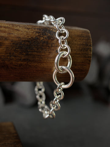 chunky-silver-chained-circle-linked-bracelet